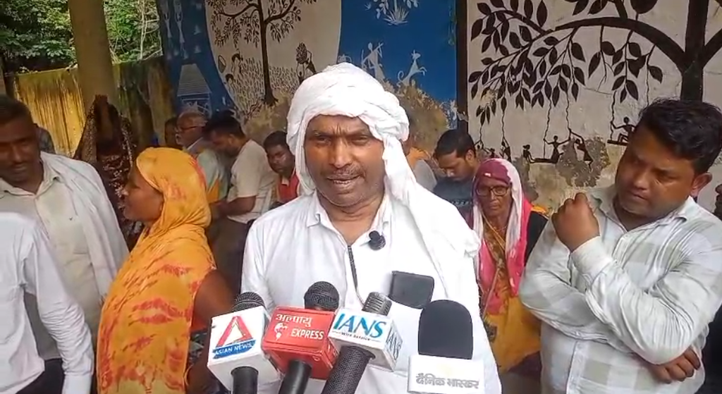 राशन के चावल में चूहे की गंदगी, प्लास्टिक और ईंट-पत्थर मिलने का दावा; DM से की शिकायत 12 1003115337