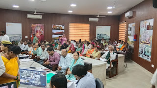 जनता दर्शन में डीएम अनुपम शुक्ला ने सुनी फरियादियों की समस्याएं, अधिकारियों को दिए त्वरित निस्तारण के निर्देश 12 1003121043