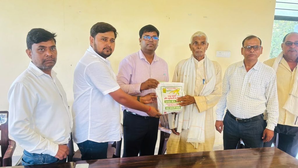 किसानों को वितरित किया गया निःशुल्क सरसों व तोरिया बीज के मिनीकिट 14 1003170808