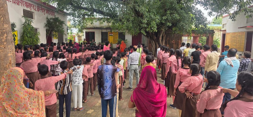 गाजीपुर के स्कूलों में संचारी रोग नियंत्रण अभियान, छात्र-छात्राओं ने ली स्वच्छता की शपथ 13 1003192049